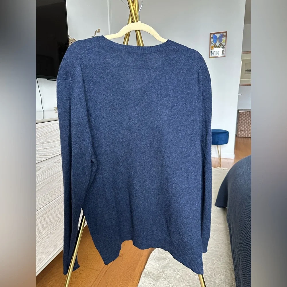 Neiman Marcus Men’s Blue Cashmere V-Neck Pullover Sweater - Picture 4 of 7